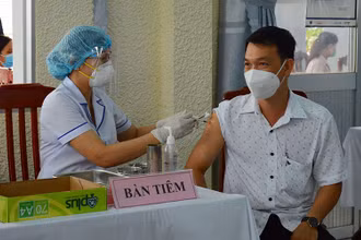 Tiêm liều vaccine nhắc lại cho đối tượng theo quy định tại Trung tâm Kiểm soát bệnh tật tỉnh Đồng Tháp. (Ảnh: TTXVN)