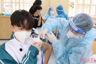 Tiêm vaccine phòng Covid-19 cho học sinh trên địa bàn thành phố Việt trì, tỉnh Phú Thọ. (Ảnh: NGỌC LONG)