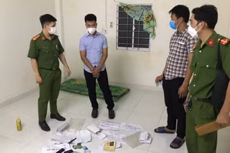 Lực lượng công an khám xét nơi ở đối tượng Trần Danh Tường.