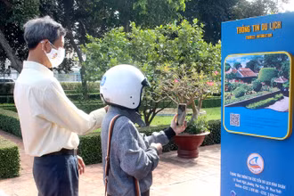 Người dân trải nghiệm quét mã QR tại một điểm tham quan. 