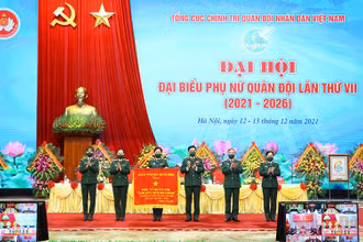 Đại tướng Phan Văn Giang, Bộ trưởng Quốc phòng trao bức trướng tặng phụ nữ toàn quân.