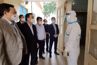 Lãnh đạo thành phố Hà Nội kiểm tra khu thu dung, điều trị F0 thể nhẹ tại quận Đống Đa.