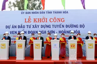 Các đại biểu thực hiện Lễ động thổ khởi công dự án.