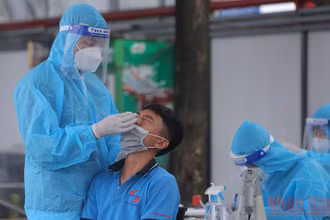 Test nhanh kháng nguyên Covid-19 cho lái xe tại bến xe Nước Ngầm. (Ảnh: Báo Nhân Dân)
