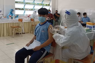 Học sinh tại Thành phố Hồ Chí Minh tiêm vaccine phòng Covid-19.