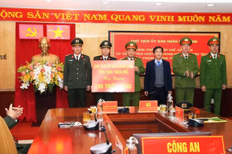 Tặng Bằng khen cho 4 tập thể và 5 cá nhân đạt thành tích xuất sắc và thưởng 100 triệu đồng cho Ban chuyên án.