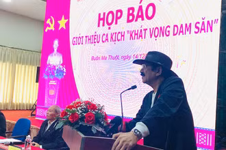 Nhạc sĩ Nguyễn Cường, tác giả và tổng đạo diễn tác phẩm ca kịch “Khát vọng Dam Săn” giới thiệu về tác phẩm tại buổi họp báo. 