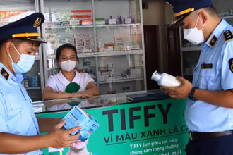 Đội Quản lý thị trường số 1 kiểm tra, khảo sát giá hàng hóa tại hiệu thuốc đường Bà Triệu, thành phố Lạng Sơn (Lạng Sơn).