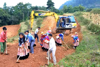 Mở đường giao thông nông thôn ở huyện miền núi Si Ma Cai, Lào Cai (Ảnh: Quốc Hồng).