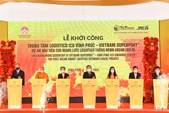 Chủ tịch Quốc hội Vương Đình Huệ cùng các đại biểu bấm nút khởi công dự án. (Ảnh: DUY LINH)