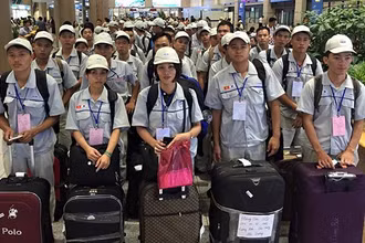 Lao động Việt Nam đi làm việc ở nước ngoài (Ảnh chụp trước ngày 27/4/2021: Dolab).