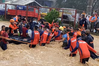 Lực lượng cứu hộ sơ tán người dân khỏi vùng ngập lụt sau những trận mưa lớn do ảnh hưởng của bão Rai tại Cagayan de Oro, Mindanao, Philippines, ngày 17/12. (Ảnh: AFP/TTXVN)