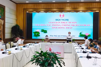 Phó Chủ tịch UBND tỉnh Đồng Tháp Đoàn Tấn Bửu phát biểu tại Hội nghị giao ban phòng, chống dịch Covid-19 tỉnh.