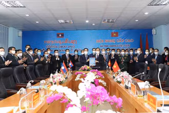 Lãnh đạo tỉnh Hà Tĩnh và tỉnh Bolikhamsai, Khammouane nhất trí tiếp tục đưa mối quan hệ, hợp tác đi vào chiều sâu.