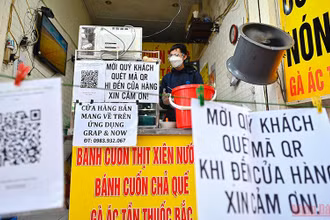 Các cửa hàng bán hàng mang về ở phố Ngô Sĩ Liên, quận Đống Đa, quận trước đó đã chuyển thành "vùng cam". (Ảnh minh họa: Thành Đạt)