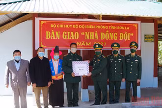 Lễ bàn giao nhà đồng đội cho gia đình đồng chí Trá A Dia tại bản Từ Sáng, xã Pá Lông.