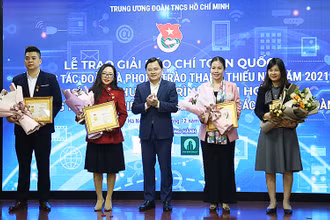 Đồng chí Nguyễn Anh Tuấn (đứng giữa trong ảnh) trao Kỷ niệm chương “Vì thế hệ trẻ” tặng các nhà báo có thành tích xuất sắc, đóng góp tích cực vào công tác Đoàn và phong trào thanh thiếu nhi.