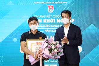 Tác giả dự án “Nông trại Cờ Đỏ”, anh Lương Văn Trường (bên trái trong ảnh) nhận giải nhất Cuộc thi “Dự án khỏi nghiệp thanh niên nông thôn” năm 2021.