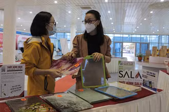 Chị Đặng Thị Hằng (phải) cùng các dòng sản phẩm thớt kính Sala.