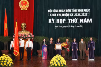 Đồng chí Trần Thanh Mẫn trao Huân chương Độc lập hạng Ba tặng Báo Vĩnh Phúc. 