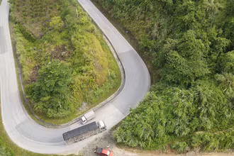 Một khúc cua gấp, nhỏ, hẹp trên đèo Gió (Bắc Kạn).