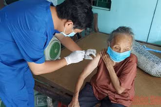 Các địa phương ở Đồng Tháp đang tích cực vận động người cao tuổi, có bệnh nền tiêm vaccine ngừa Covid-19.