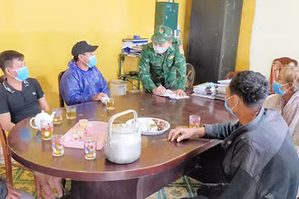 Đưa 5 ngư dân gặp nạn vào bờ an toàn.
