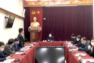 Bộ trưởng Giao thông vận tải Nguyễn Văn Thể họp với các đơn vị nhằm tìm giải pháp tháo gỡ khó khăn cho vận tải hàng đường sắt. (Ảnh: Bộ Giao thông vận tải, Tổng Công ty Đường sắt Việt Nam cung cấp)