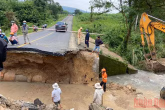 Đơn vị thi công đang khẩn trương khắc phục đoạn đường bị nước cuốn trôi trên Quốc lộ 29 thuộc địa phận xã Sơn Giang, huyện Sông Hinh, Phú Yên.