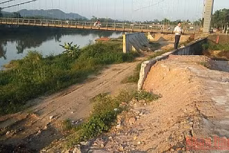 Cầu treo Bến Oánh xuống cấp nghiêm trọng, ô-tô không đi lại được. (Ảnh: THẾ BÌNH)