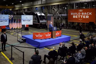 Tổng thống Mỹ Joe Biden truyền đi thông điệp “Xây dựng lại tốt hơn”. Ảnh REUTERS