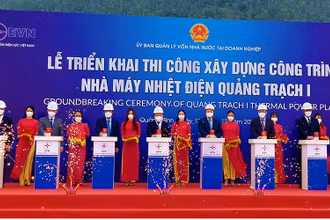 Các đại biểu thực hiện nghi thức triển khai xây dựng công trình. 