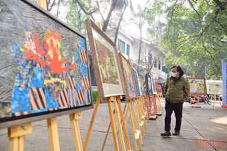 Họa sĩ Lê Anh Vân tham quan triển lãm. (Ảnh: THÀNH ĐẠT)