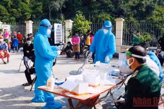 Cơ quan chuyên môn triển khai tầm soát Covid-19 trong cộng đồng ở xã Pù Nhi, huyện Mường Lát, Thanh Hóa.