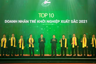 Phó Thủ tướng Lê Minh Khái và Bí thư Thứ nhất Trung ương Đoàn Nguyễn Anh Tuấn trao danh hiệu TOP 10 “Doanh nhân trẻ khởi nghiệp xuất sắc 2021”. Ảnh VGP