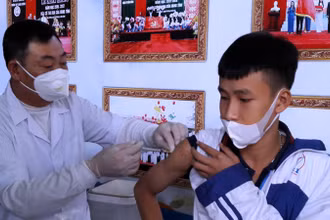 Tiêm vaccine phòng Covid-19 cho học sinh ở Thanh Hóa.