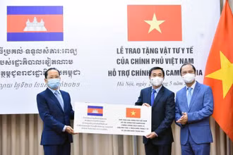 Việt Nam hỗ trợ Campuchia vật tư y tế ứng phó dịch Covid-19. Ảnh BỘ NGOẠI GIAO