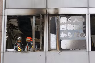 Lực lượng cứu hỏa làm việc tại hiện trường. (Ảnh: Kyodo News)