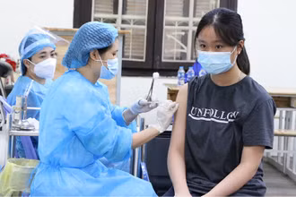 Hà Nội đang đẩy nhanh tiêm vaccine cho học sinh để sớm tạo miễn dịch cộng đồng.
