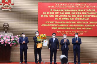 Trao Giấy chứng nhận đăng ký đầu tư cho đại diện Tập đoàn Ju Teng. 