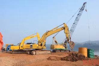 Các phương tiện cơ giới tiến hành lễ động thổ cầu Giới Phiên. (Ảnh: THANH SƠN)