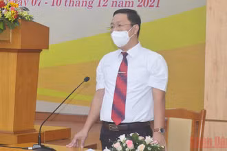 Giám đốc Sở Xây dựng tỉnh Quảng Ngãi Nguyễn Công Hoàng lý giải đáp nguyên nhân ngập úng. (Ảnh: HIỂN CỪ)