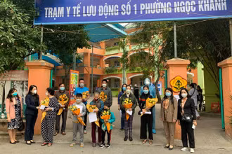 Phó Chủ tịch UBND quận Ba Đình Phạm Thị Diễm tặng hoa, chúc mừng và động viên các trường hợp khỏi bệnh. (Ảnh: Mai Hữu)
