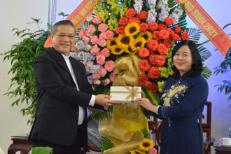 Thay mặt lãnh đạo Đảng, Nhà nước, Mặt trận Tổ quốc Việt Nam, đồng chí Bùi Thị Minh Hoài tặng lẵng hoa tươi thắm đến Giám mục Vũ Đình Hiệu và các chức sắc, tu sĩ, đồng bào Công giáo tại Tòa Giám mục Giáo phận Bùi Chu.