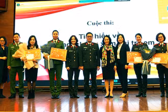 Trao giải cuộc thi trắc nghiệm trực tuyến "Tìm hiểu về phòng, chống xâm hại trẻ em".