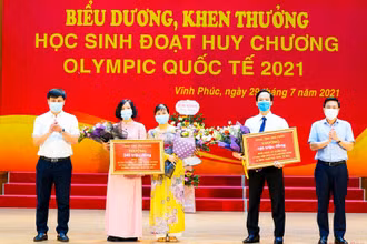 Lãnh đạo tỉnh Vĩnh Phúc trao thưởng cho giáo viên có học sinh đoạt huy chương Olympic quốc tế.