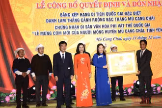 Thứ trưởng Văn hóa, Thể thao và Du lịch Hoàng Đạo Cương trao Bằng xếp hạng Di tích quốc gia đặc biệt danh lam thắng cảnh Ruộng bậc thang Mù Cang Chải.