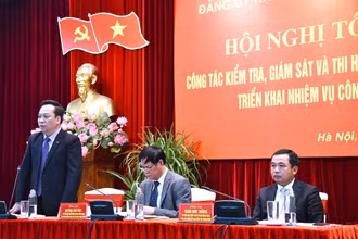Các đồng chí Trần Đức Thắng, Ủy viên Trung ương Đảng, Phó Chủ nhiệm Ủy ban Kiểm tra Trung ương; đồng chí Huỳnh Tấn Việt, Ủy viên Trung ương Đảng, Bí thư Đảng ủy Khối; và đồng chí Đỗ Việt Hà, Phó Bí thư Đảng ủy Khối chủ trì hội nghị. (Ảnh: Minh Duy)