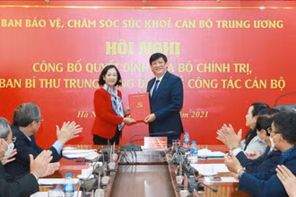 Trưởng Ban Tổ chức Trung ương Trương Thị Mai trao Quyết định của Bộ Chính trị phân công đồng chí Nguyễn Thanh Long.