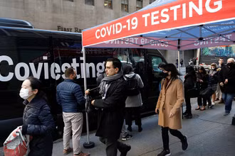 Người dân xếp hàng chờ xét nghiệm Covid-19, tại New York, Mỹ, tháng 12/2021. (Ảnh: Reuters)